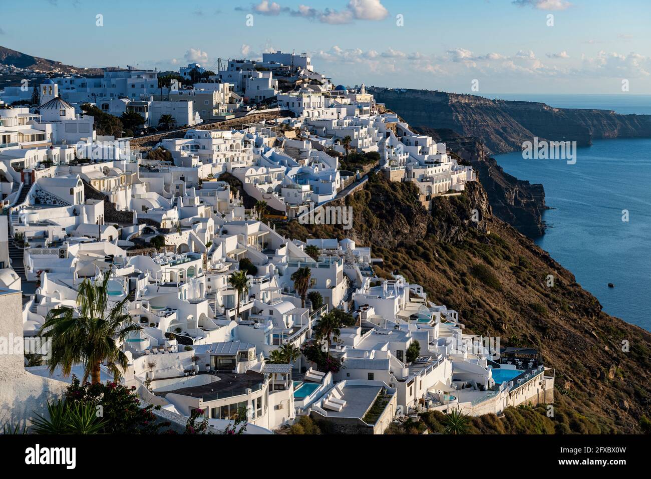Griechenland, Santorini, Fira, weiß getünchte Häuser der Stadt am Rande der Küstenkaldera Stockfoto