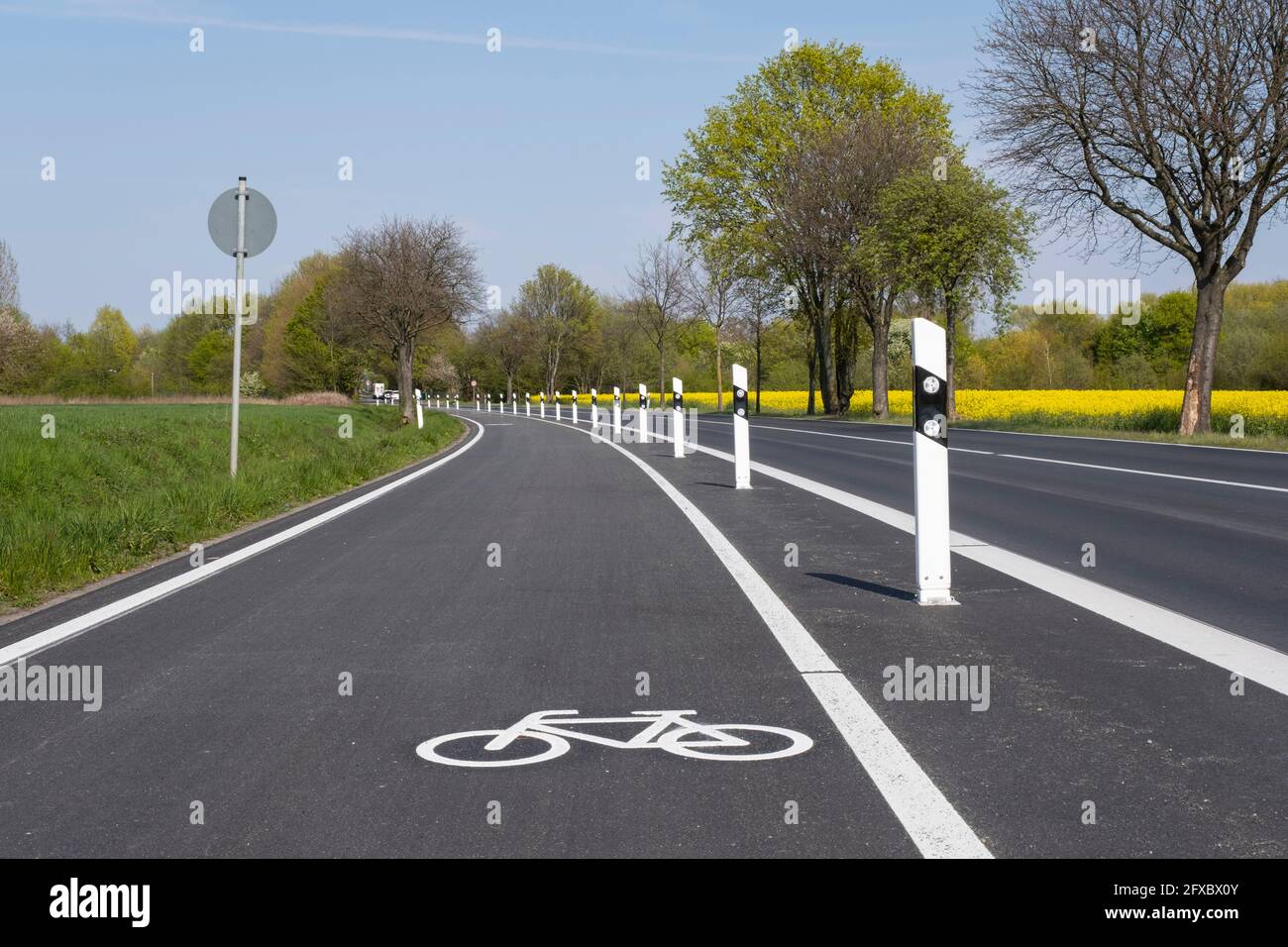 Fahrradweg mit Grenzpfosten Stockfoto