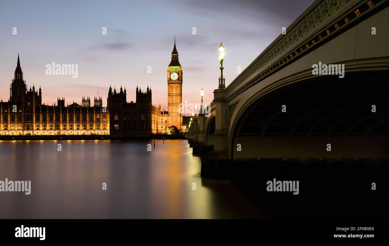 Großbritannien, England, London, Panorama der Westminster Bridge und der Themse in der Abenddämmerung mit dem Palast von Westminster im Hintergrund Stockfoto