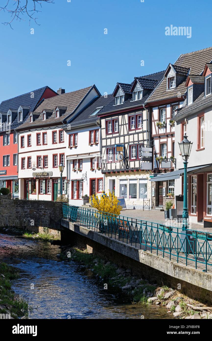 Deutschland, Nordrhein-Westfalen, Bad Münstereifel, Häuser am Fluss Erft Stockfoto
