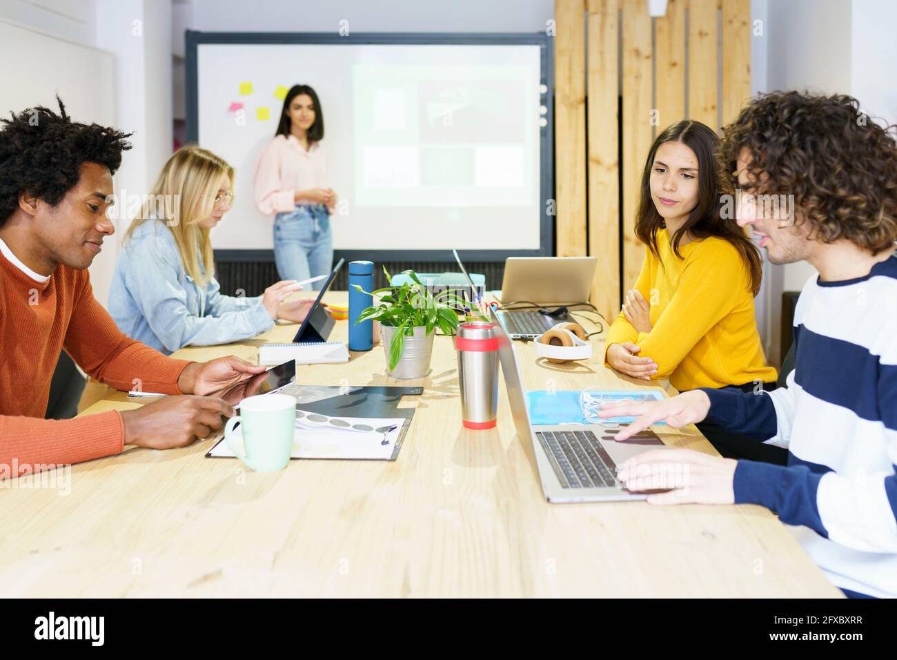 Business Professionals, die Technologien im Konferenzraum im Büro einsetzen Stockfoto