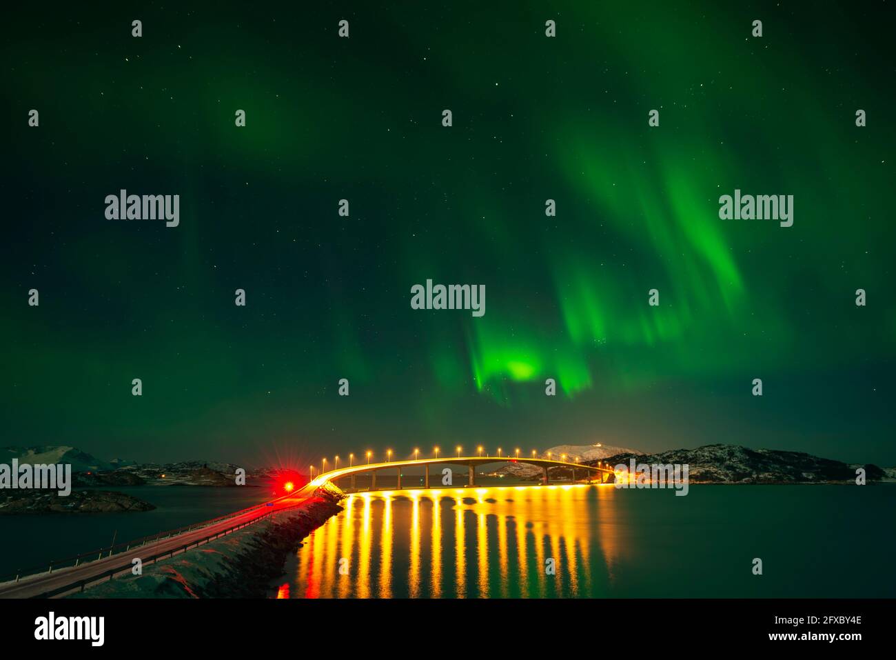 Norwegen, Tromso, Sommaroy, Nordlichter über beleuchteter Brücke Stockfoto