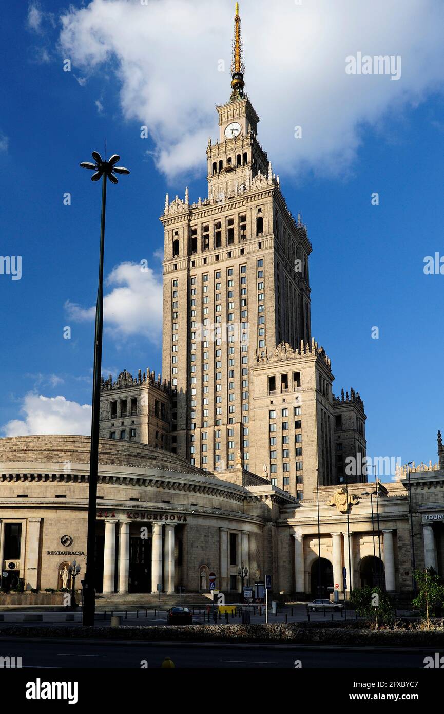 Der Palast der Kultur und Wissenschaft oder Pałac Kultury ich Nauki (auch abgekürzt PKiN) und Kongresshalle in Warschau, Polen. Stockfoto