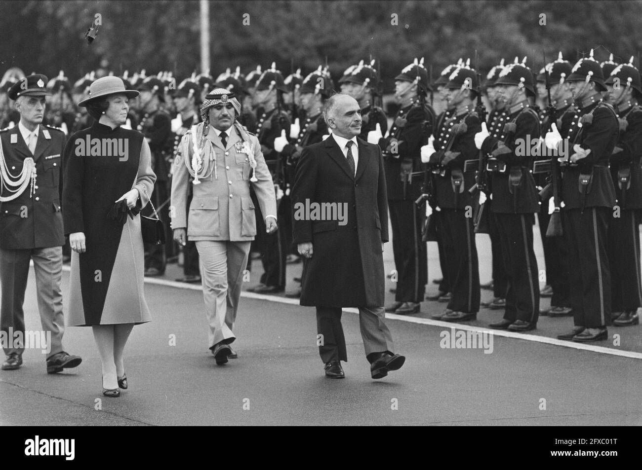 Der jordanische König Hussein und seine Frau kamen am 1. Oktober 1984 zum Militärflugplatz Ypenburg an, um dort zu arbeiten. Niederlande, Presseagentur des 20. Jahrhunderts, Foto, Nachrichten zum erinnern, Dokumentarfilm, historische Fotografie 1945-1990, visuelle Geschichten, Menschliche Geschichte des zwanzigsten Jahrhunderts, Momente in der Zeit festzuhalten Stockfoto