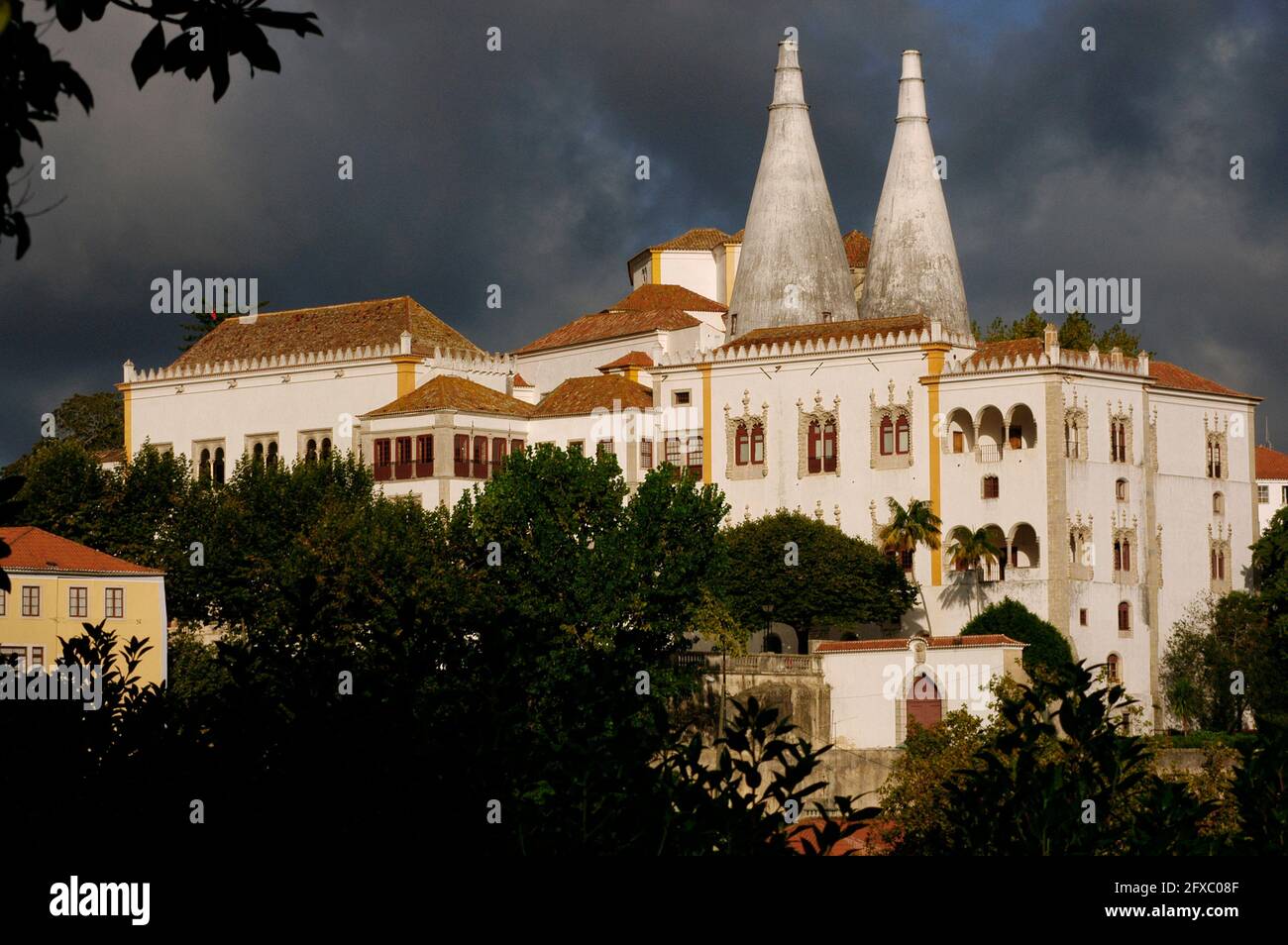 Portugal, Sintra. Nationalpalast (Palacio da Vila). Mittelalterlicher Königspalast wurde im 16. Jahrhundert errichtet und mehrmals bis ins 19. Jahrhundert remodeliert. UNESCO-Weltkulturerbe. Stockfoto