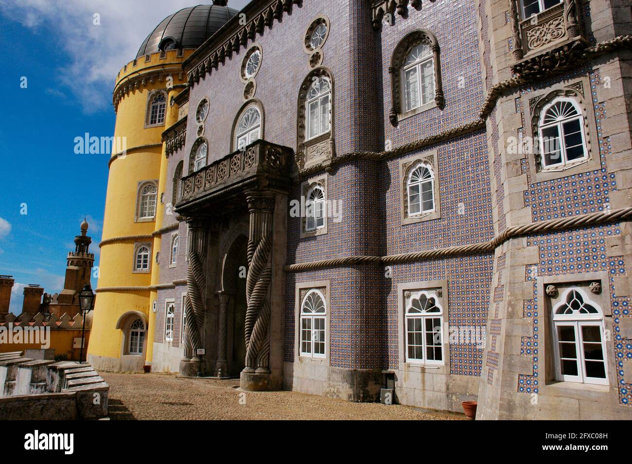 Portugal, Sintra. Teilansicht des Pena Palace Komplexes, konzipiert als Sommerresidenz für die königliche Familie. Erbaut im 19. Jahrhundert von Wilhelm Ludwig von Eschwege (1777-1855). Stockfoto