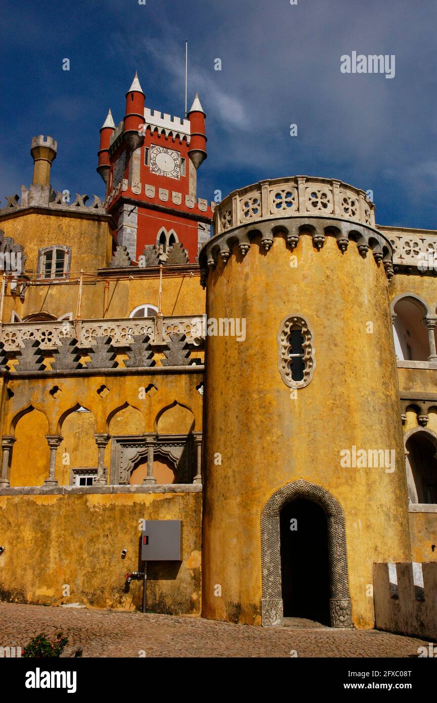 Portugal, Sintra. Teilansicht des Pena Palace Komplexes, konzipiert als Sommerresidenz für die königliche Familie. Erbaut im 19. Jahrhundert von Wilhelm Ludwig von Eschwege (1777-1855). Stockfoto