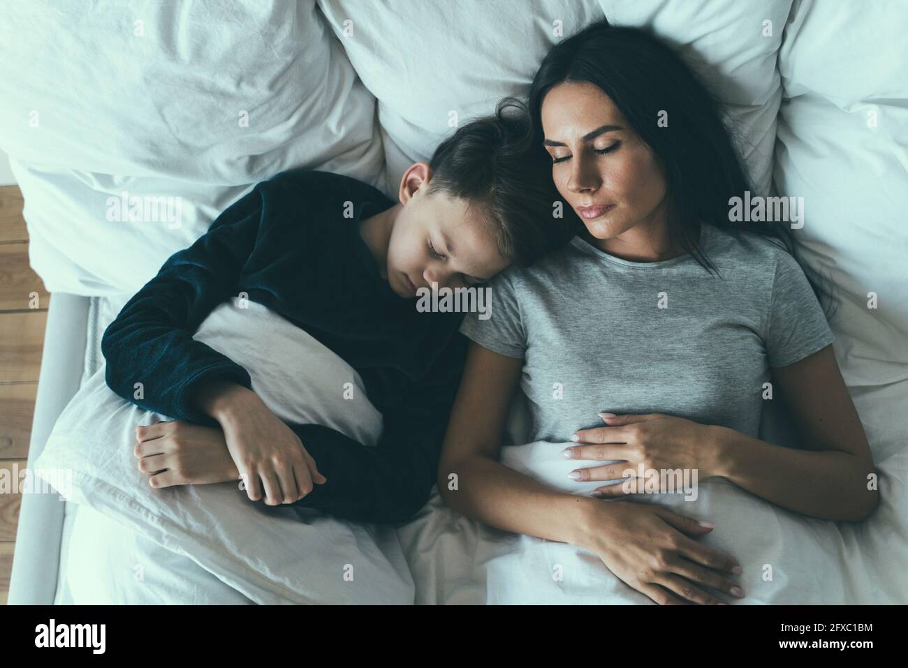 Mutter und Sohn schlafen zu Hause im Bett Stockfoto