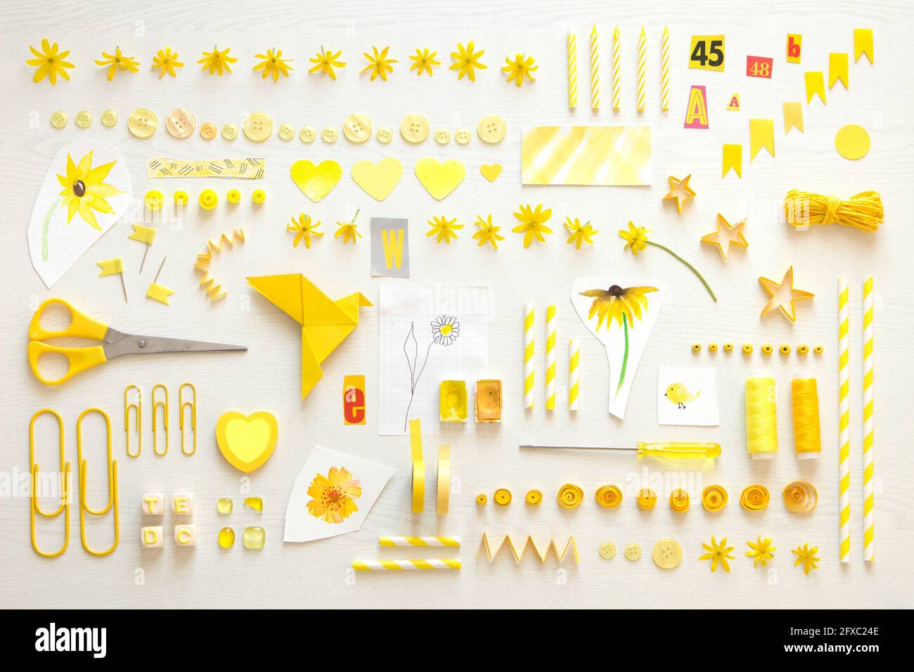 Sammlung von gelben Gegenständen einschließlich Blumenköpfen, Nähsachen und Bürobedarf Stockfoto