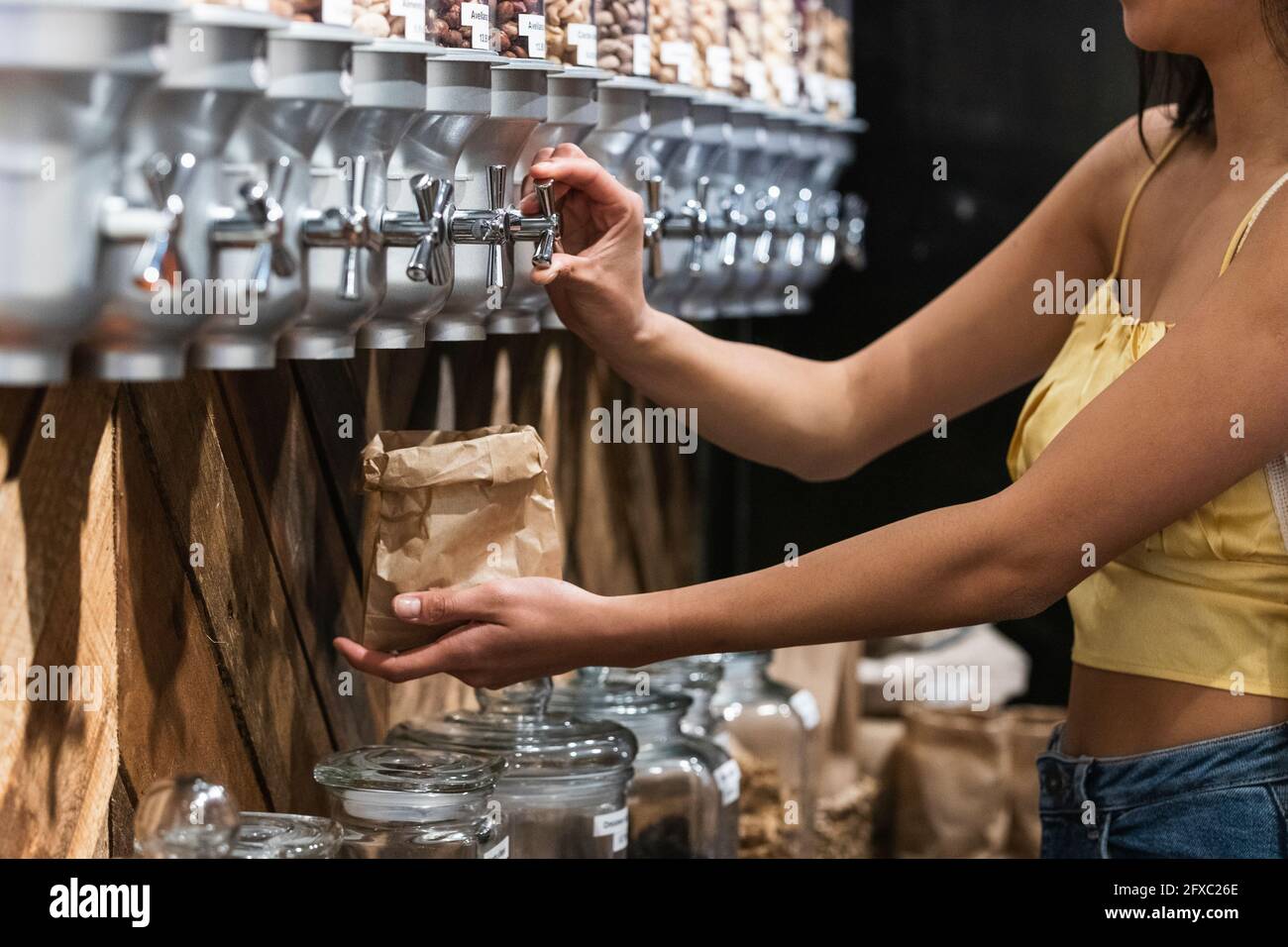 Frau kauft Nüsse im Supermarkt Stockfoto