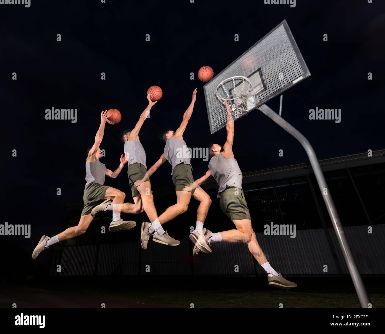 Multiple Bild von jungen Mann springen, während Basketball spielen in der Nacht Stockfoto