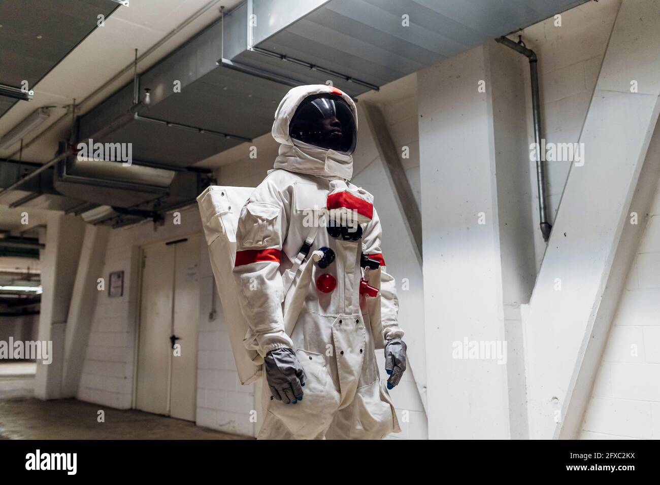 Männlicher Astronaut, der auf dem Parkplatz läuft Stockfoto