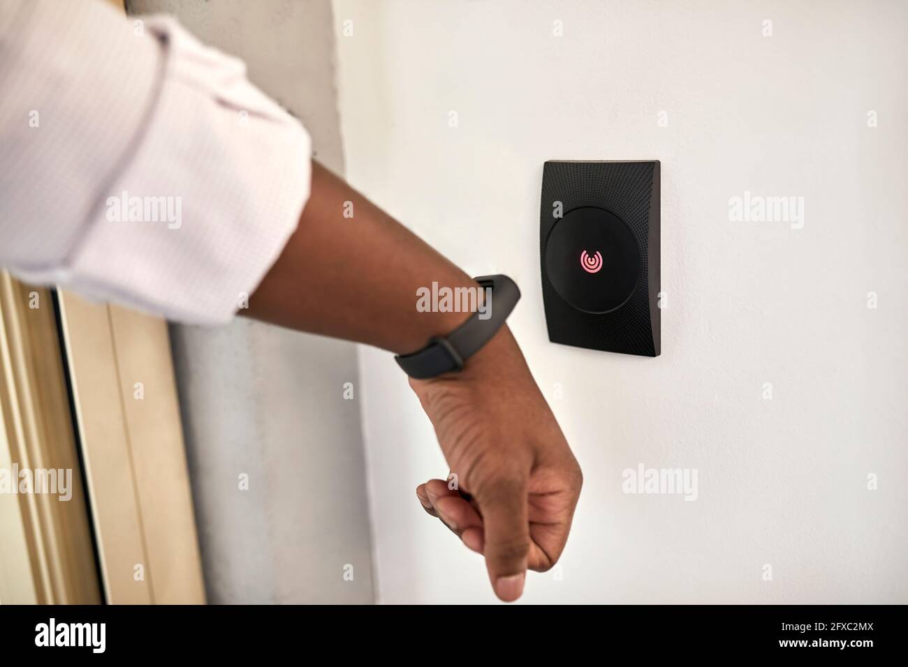 Geschäftsmann Scannen intelligente Uhr auf Barcode-Leser Stockfoto