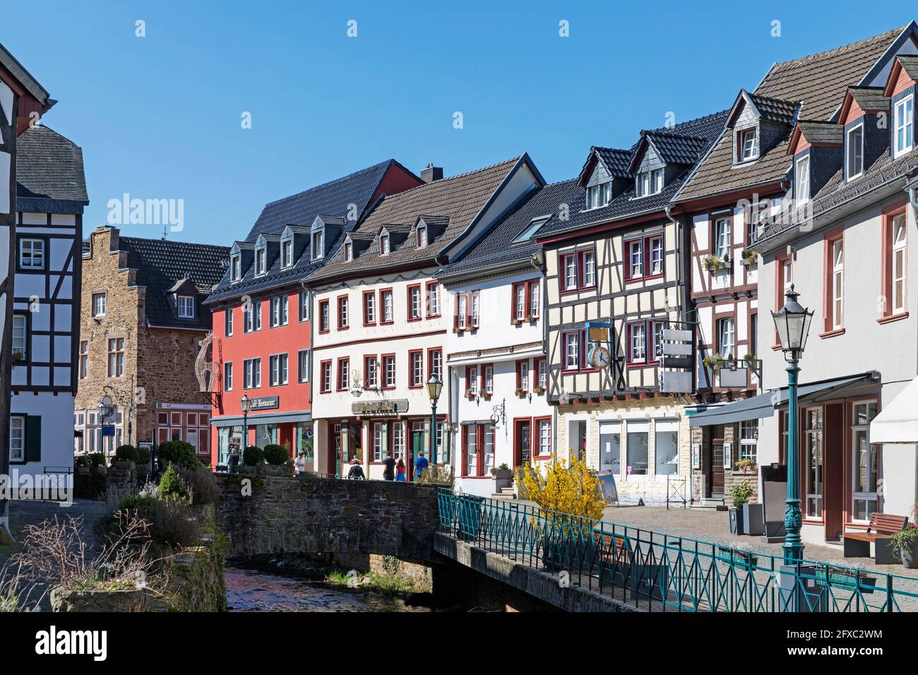 Deutschland, Nordrhein-Westfalen, Bad Münstereifel, Häuser am Fluss Erft Stockfoto