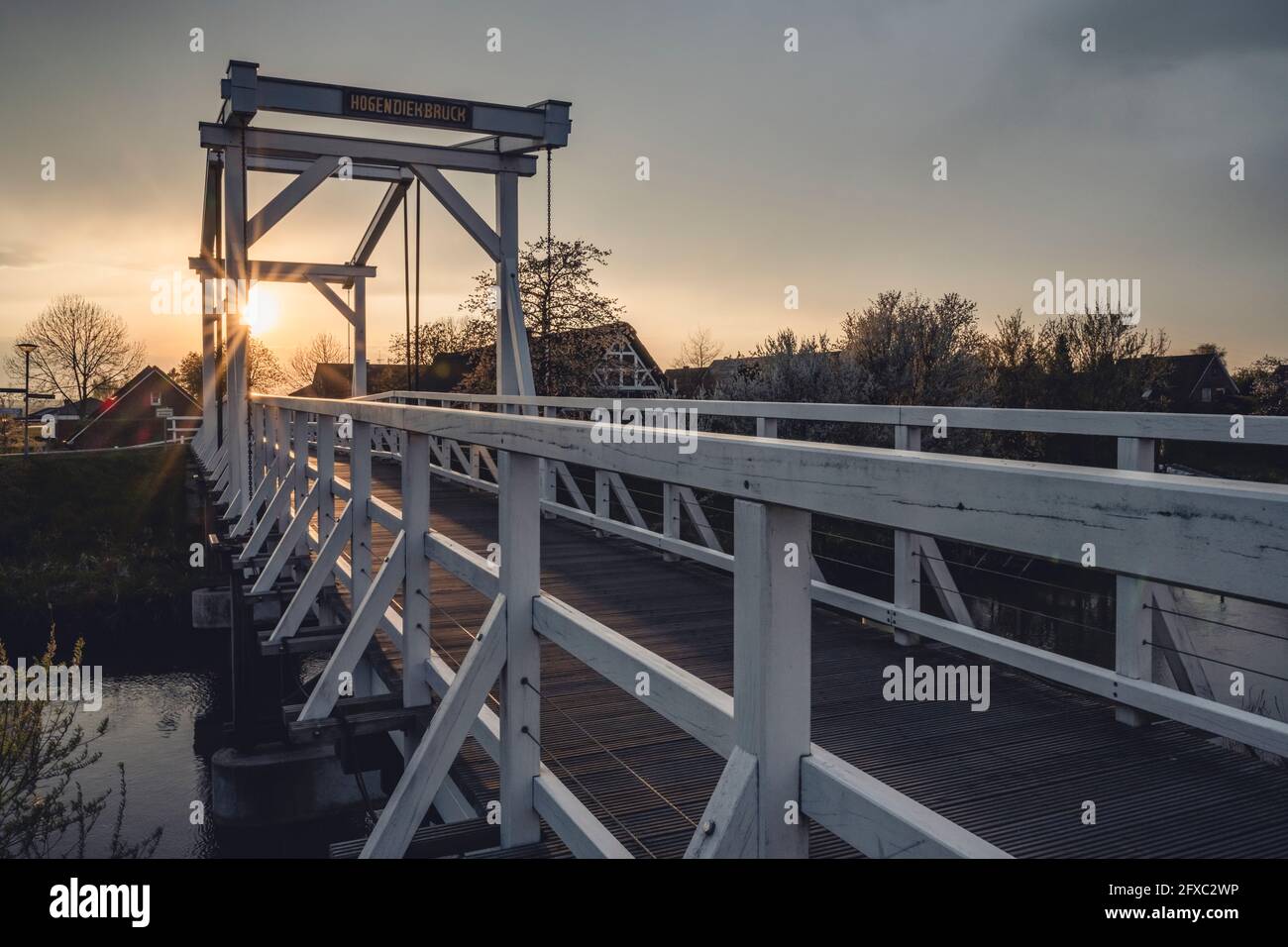 Deutschland, Altes Land, Hogendiekbrücke Holzsteg bei Sonnenuntergang Stockfoto