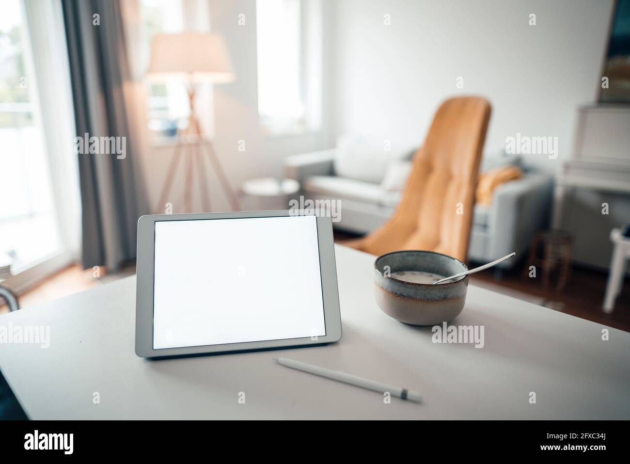 Digitales Tablet mit Essen auf dem Tisch zu Hause Stockfoto