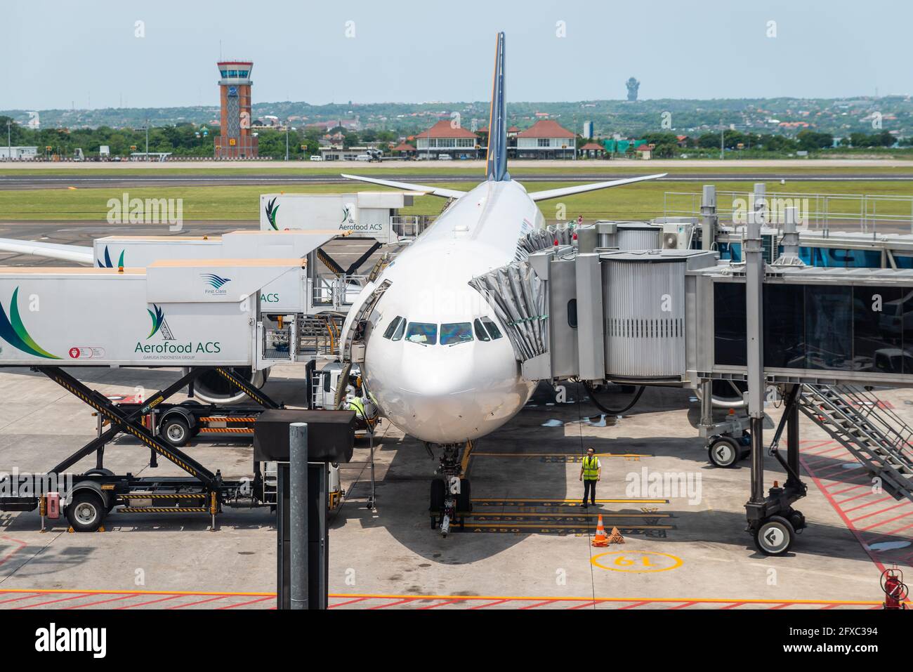 Ein Flugzeug am internationalen Flughafen Denpasar, auch bekannt als internationaler Flughafen Ngurah Rai, in Bali, Indonesien Stockfoto