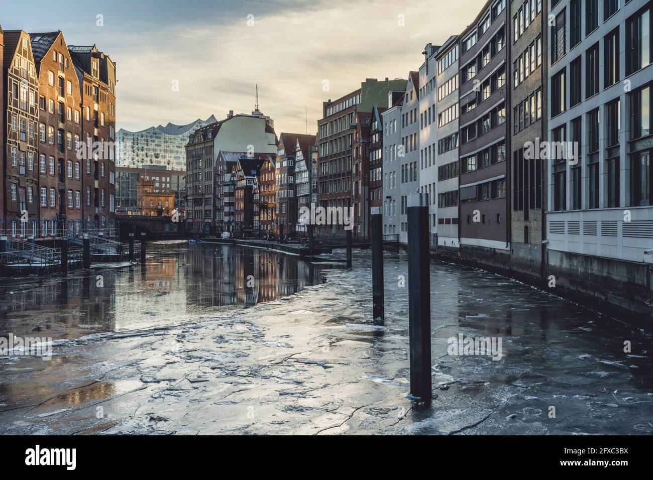 Deutschland, Hamburg, Nikolaifleet mit Elbphilharmonie im Winter Stockfoto