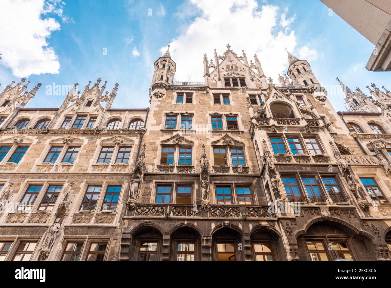 Neue Rathausfassade am Marienplatz im Stadtzentrum, München, Bayern, Deutschland Stockfoto