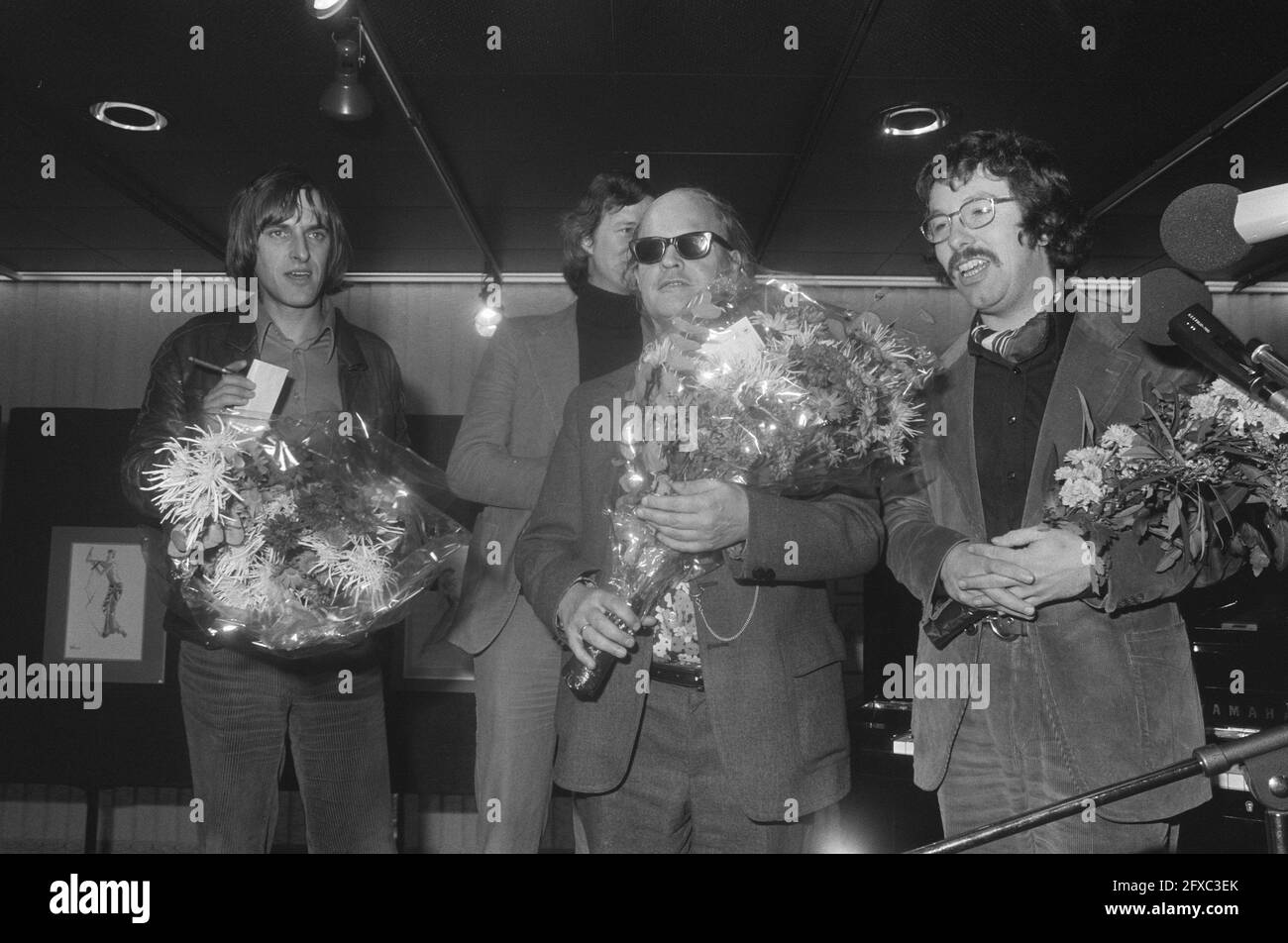 Jules de Corte erhält Louis-David-Preis von Louis van Dijk in Amstelveen; Jules de Corte mit LP, 25. November 1975, Niederlande, Foto der Presseagentur des 20. Jahrhunderts, News to remember, Dokumentarfilm, historische Fotografie 1945-1990, visuelle Geschichten, Menschliche Geschichte des zwanzigsten Jahrhunderts, Momente in der Zeit festzuhalten Stockfoto