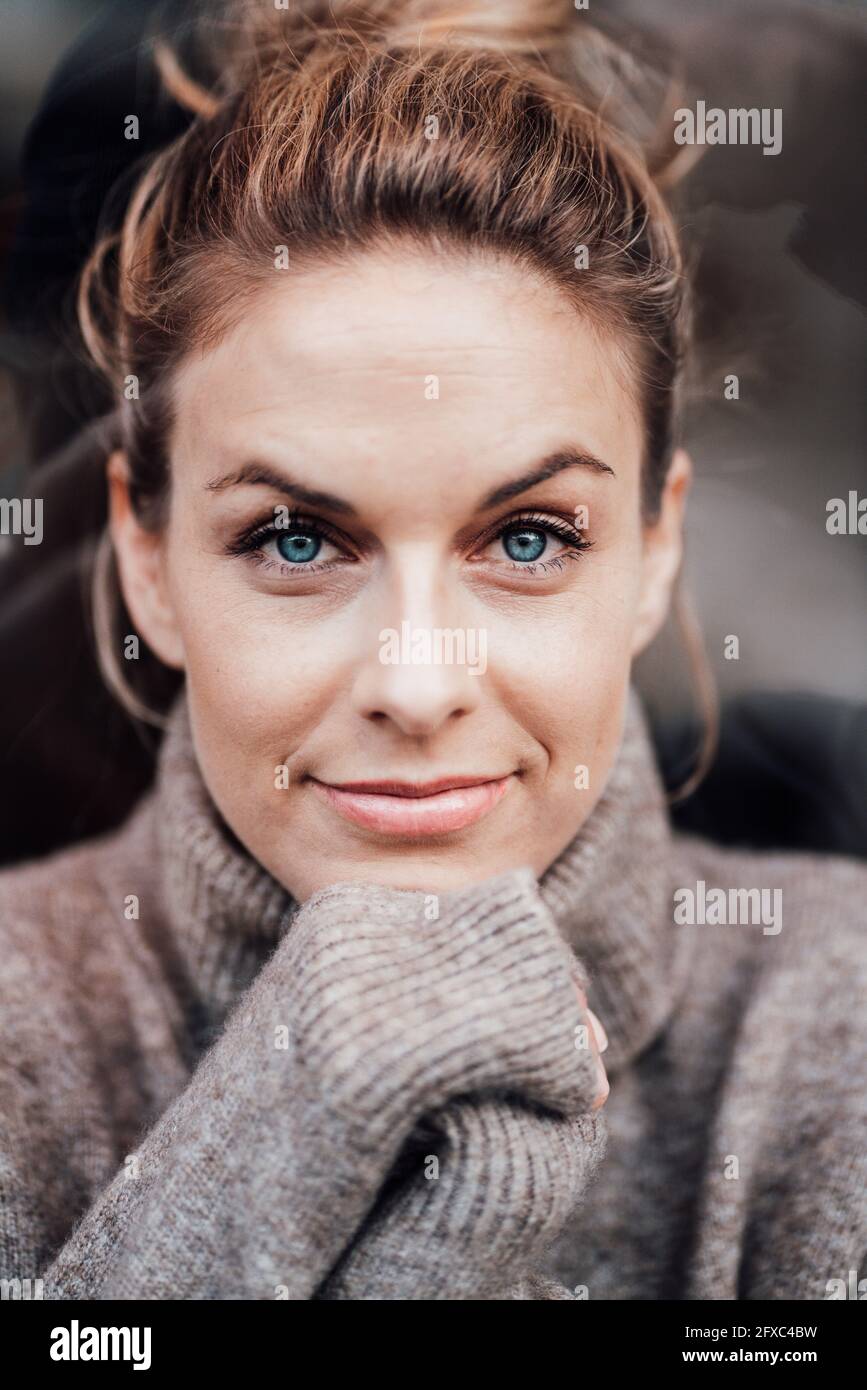 Frau mittleren Erwachsenen mit blauen Augen lächelnd Stockfoto