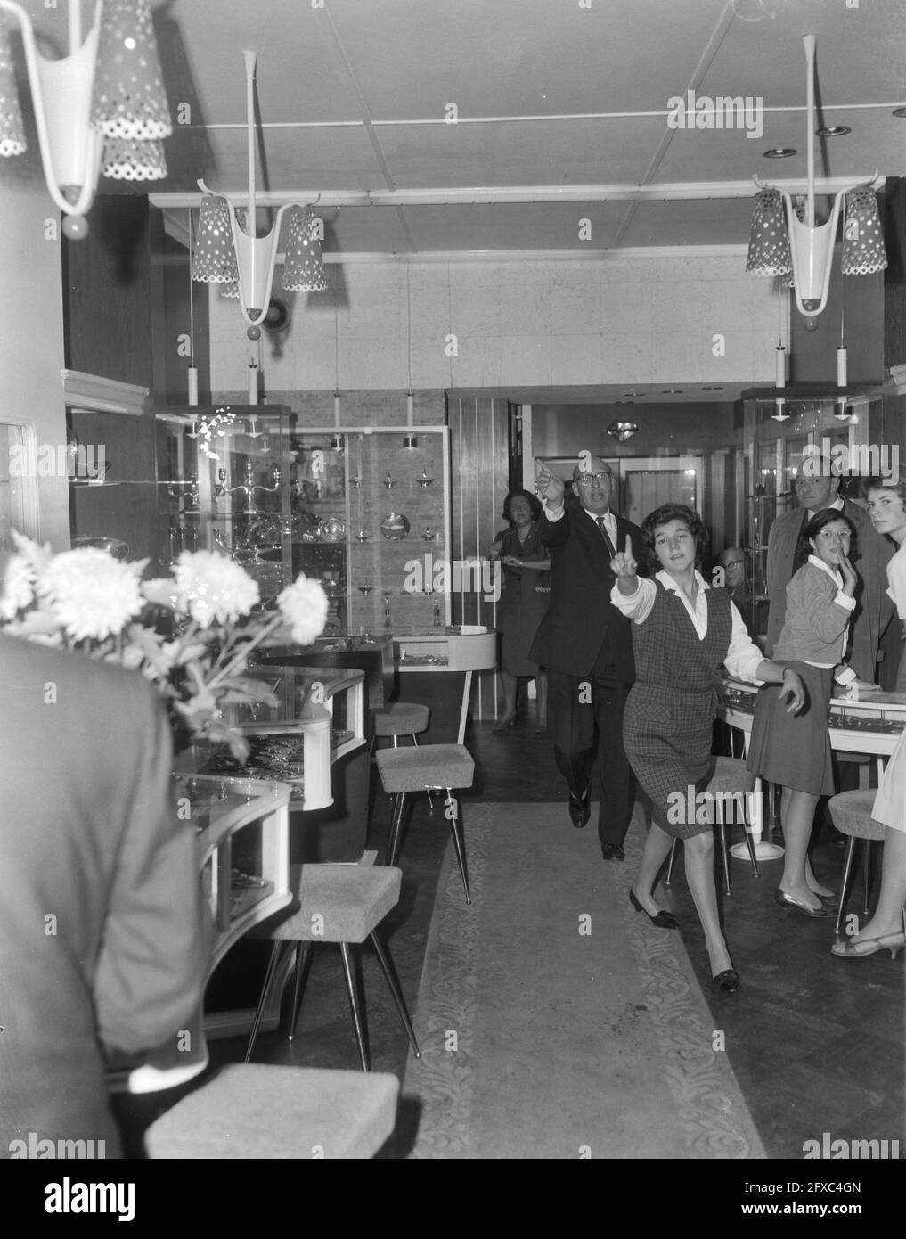 Schmuckraub in Amsterdam am Heiligeweg, der Laden kurz nach Raub rechts das Personal noch sehr nervös, 26. September 1964, PERSÖNLICH, Geschäfte, Niederlande, Presseagentur des 20. Jahrhunderts, Foto, Nachrichten zum erinnern, Dokumentarfilm, historische Fotografie 1945-1990, visuelle Geschichten, Menschliche Geschichte des zwanzigsten Jahrhunderts, Momente in der Zeit festzuhalten Stockfoto