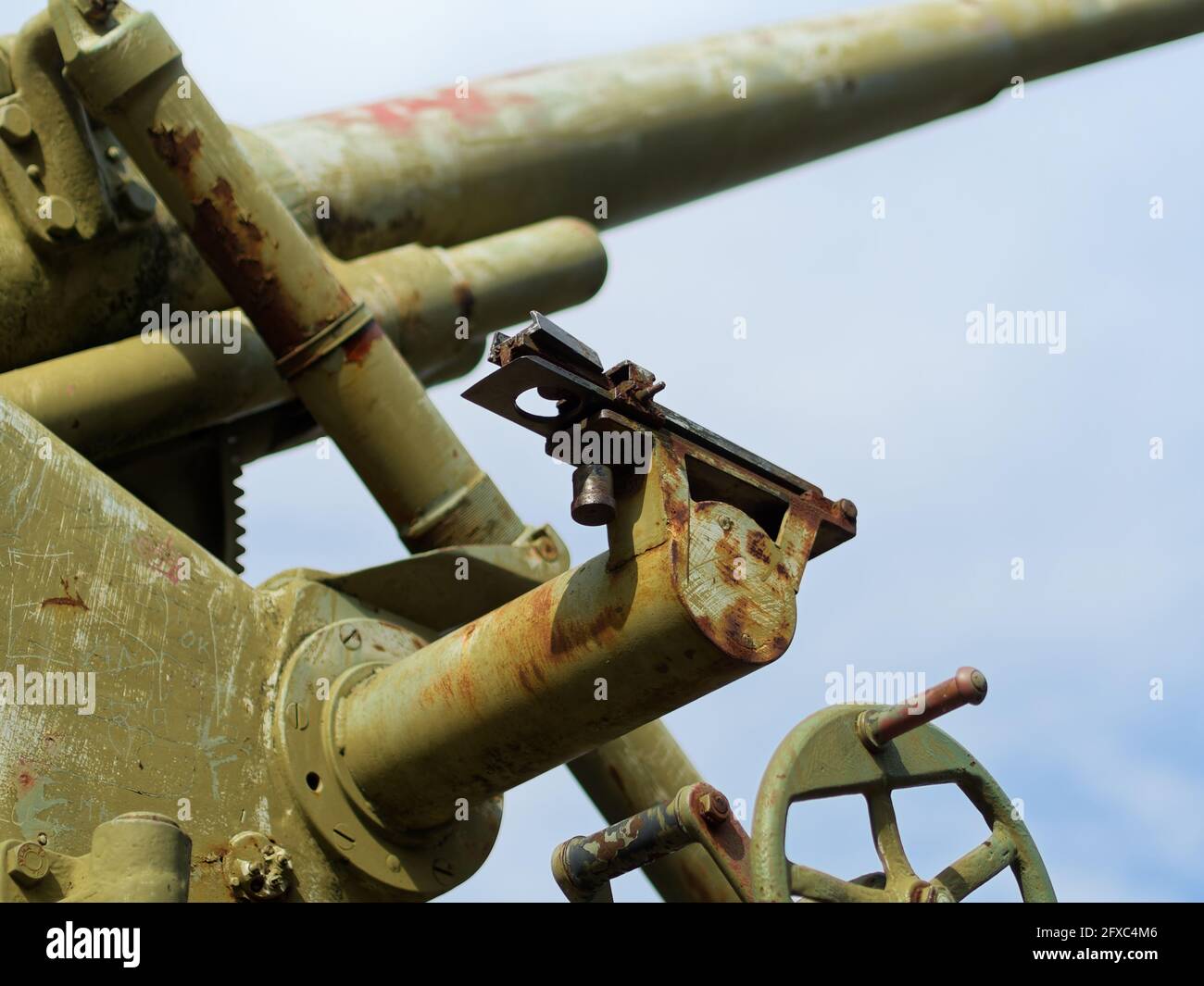 Nahaufnahme der rechten Seite einer historischen 75-mm-M30-Flak-Kanone von Bofors in Vartiovuori, Turku, Finnland. Stockfoto