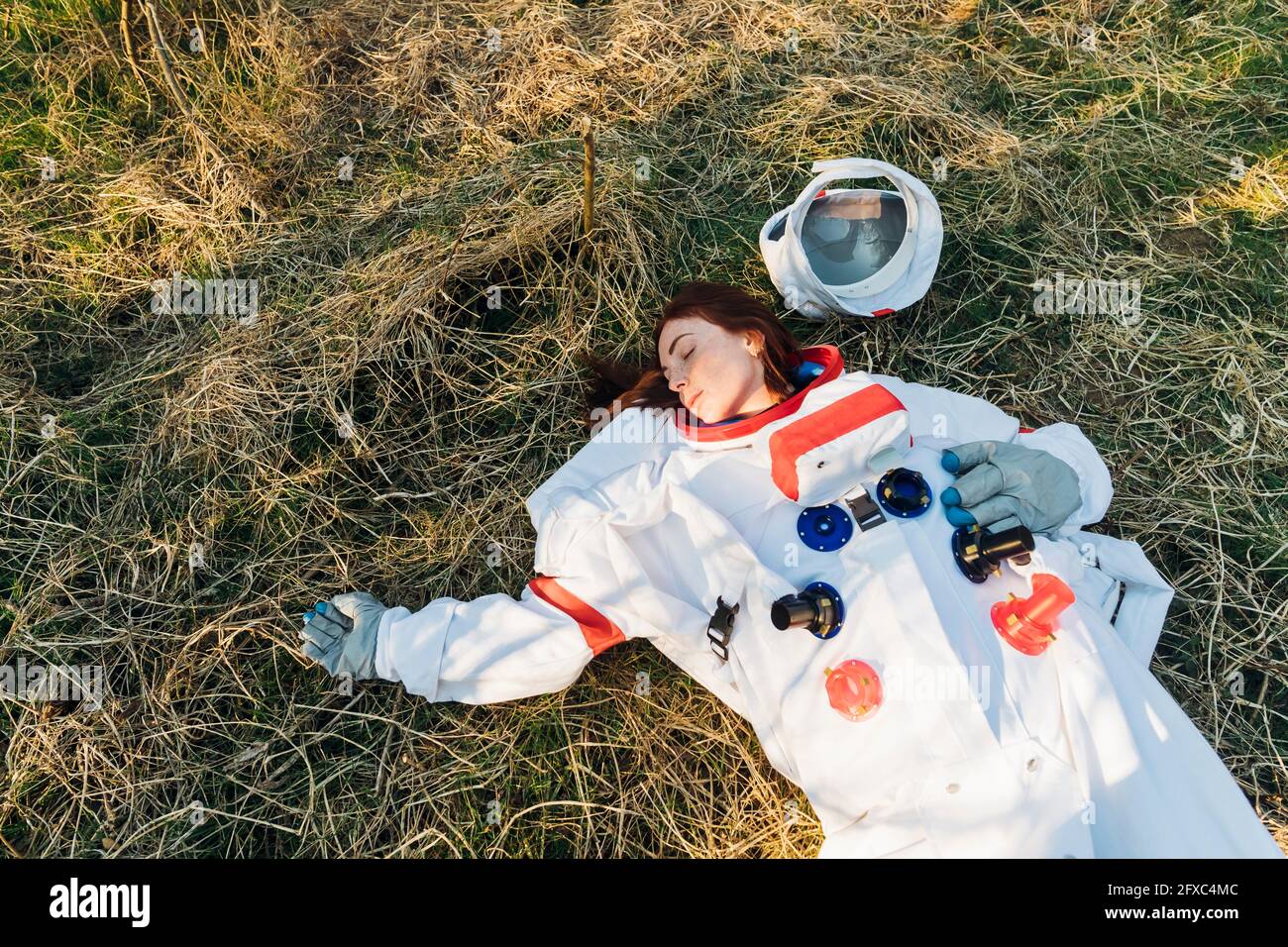 Der junge Astronaut wurde auf Waldland ohnmächtig Stockfoto