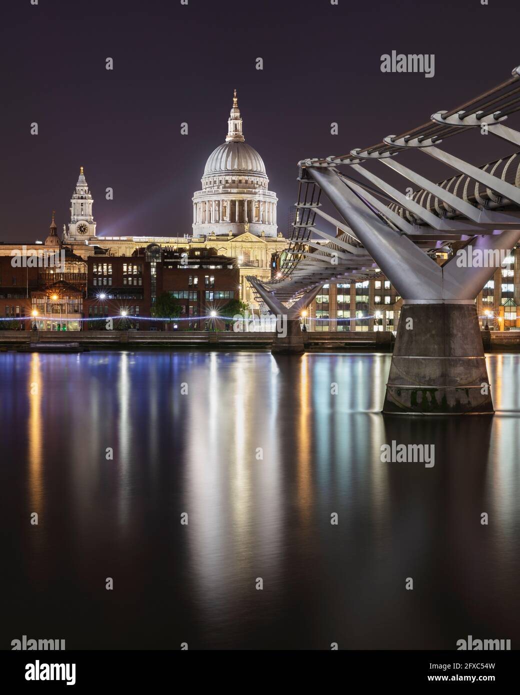 Großbritannien, England, London, Millennium Bridge bei Nacht mit beleuchteten St. Pauls Cathedral im Hintergrund Stockfoto
