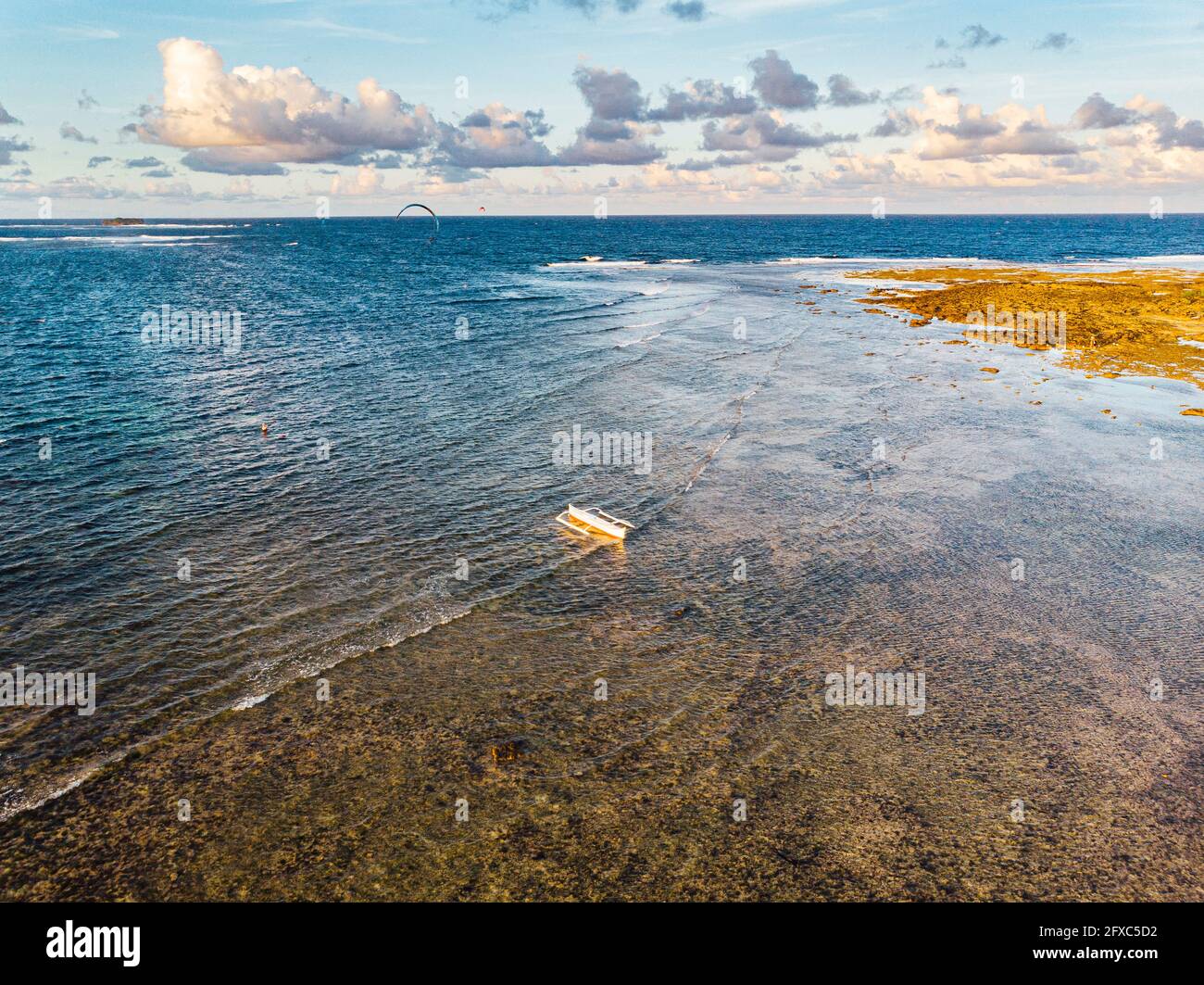 Drohnenansicht der Küste der Siargao Insel mit einsamen Kitesurfer im Hintergrund Stockfoto