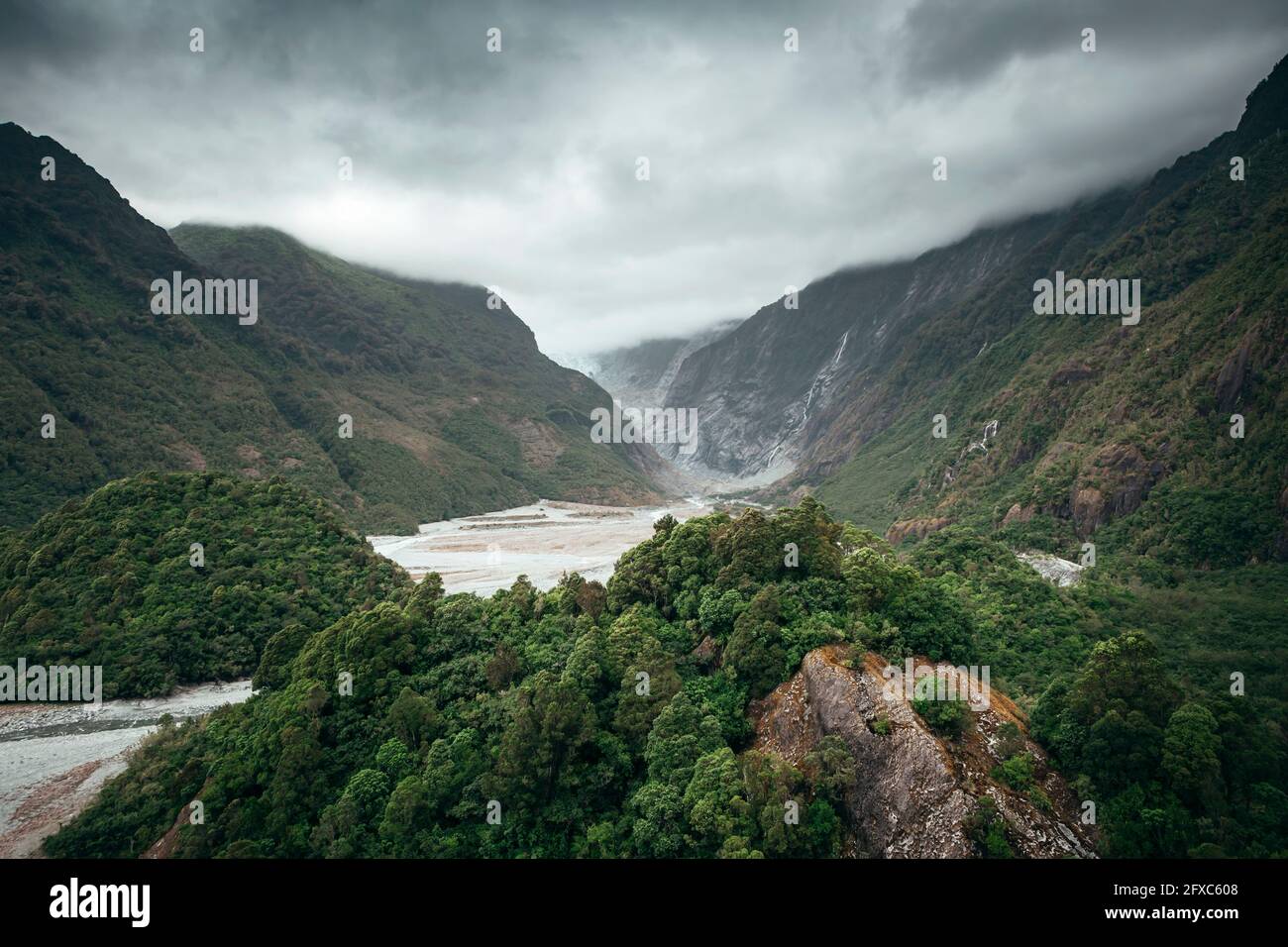 Neuseeland, Südinsel, Franz-Josef-Gletscher, umgeben von Bergen Stockfoto