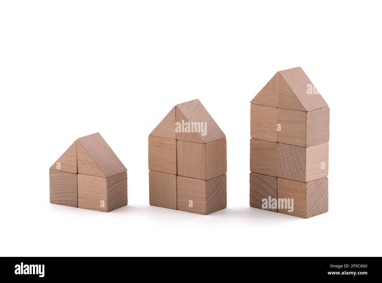 Drei verschiedene Holzblockhäuser isoliert auf weißem Hintergrund mit Beschneidungspfad Stockfoto