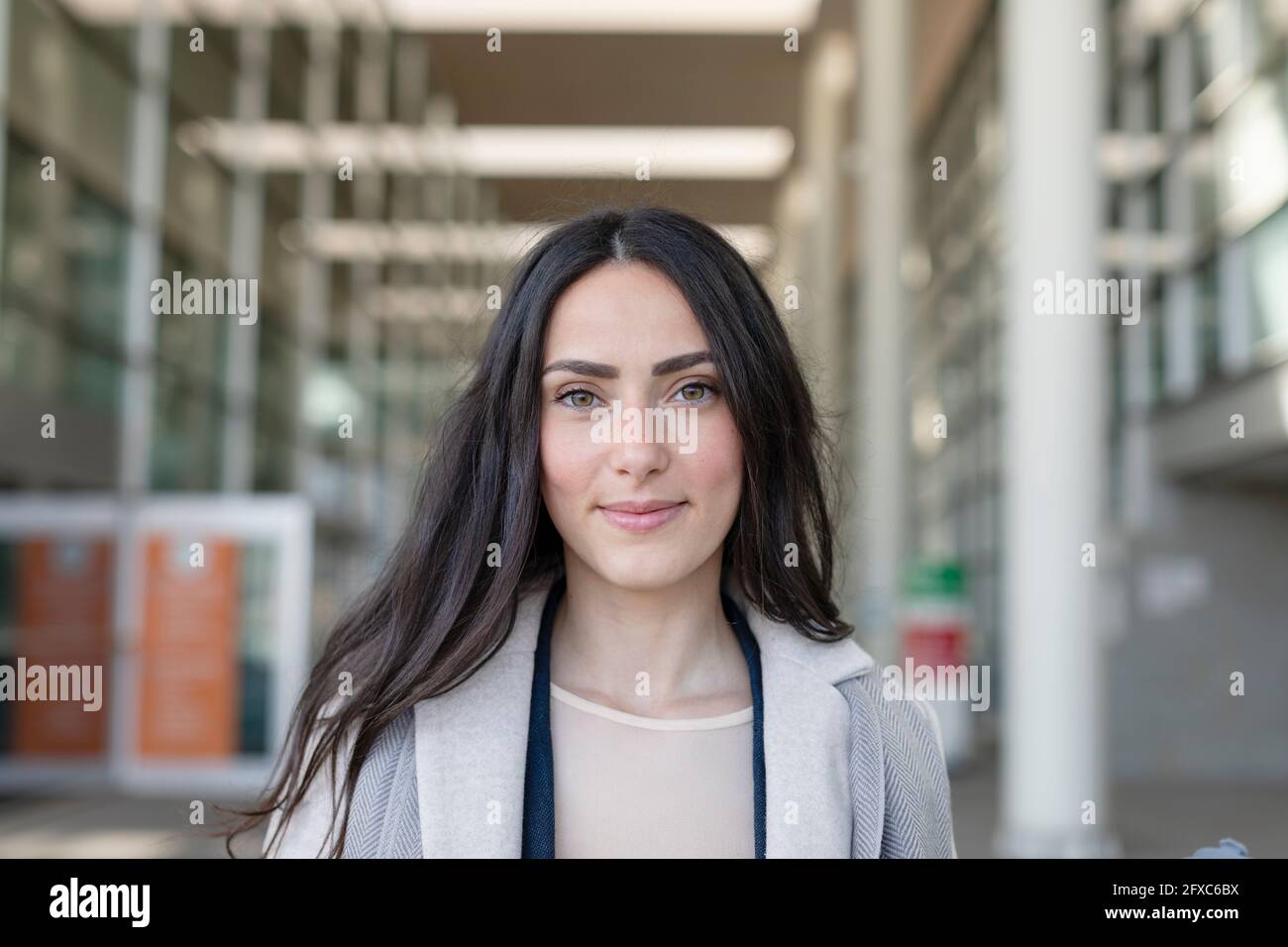 Junge Unternehmerin lächelt Stockfoto