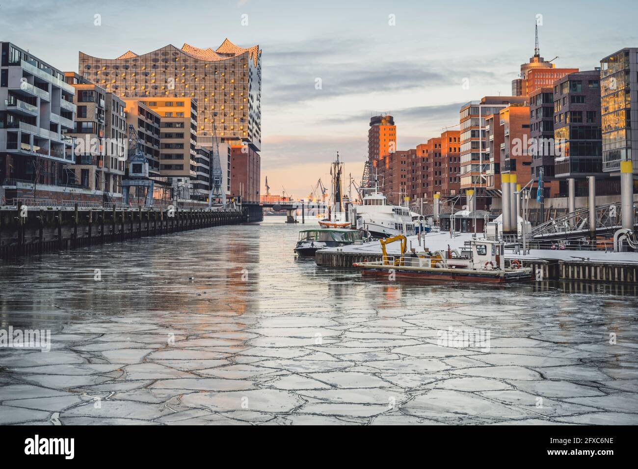 Deutschland, Hamburg, Eisbrocken in den Gewässern des Sandtorhafens im Winter Stockfoto
