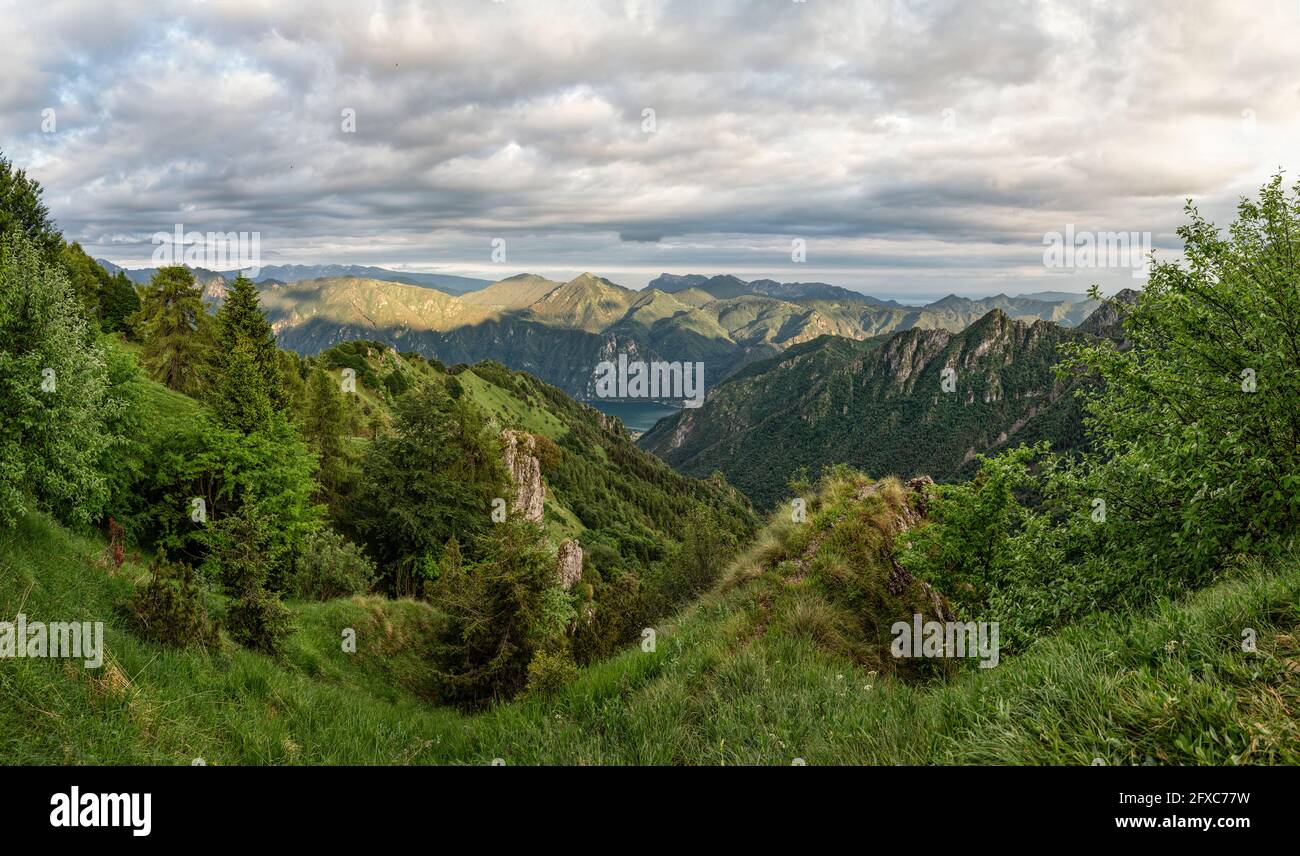 Idrosee und Gardasee inmitten von Bergen und Bäumen in der Provinz Brescia, Lombardei, Italien Stockfoto