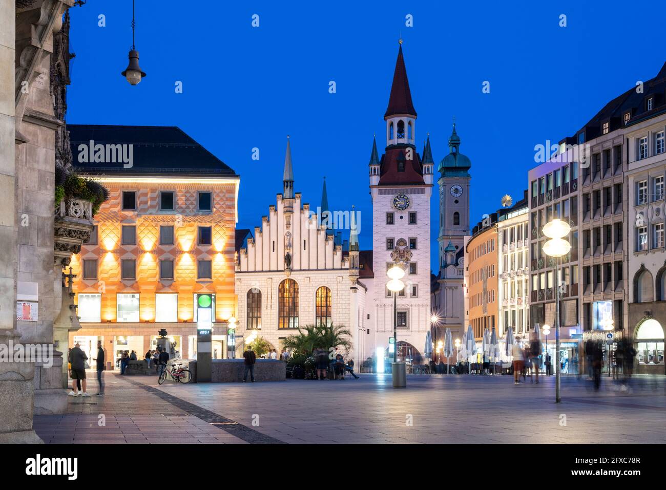 Beleuchtete Innenstadt bei Dämmerung, München, Bayern, Deutschland Stockfoto