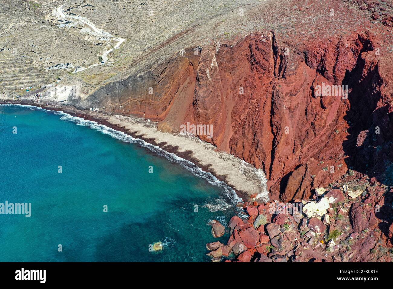 Griechenland, Santorini, Luftansicht der vulkanischen Felsen am Roten Strand Stockfoto