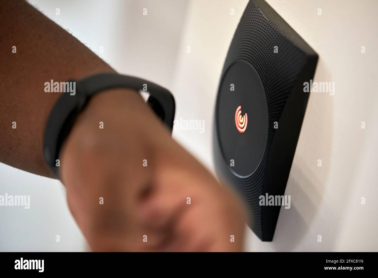 Männlich professionell Scannen Smart Uhr im Büro zu geben Stockfoto