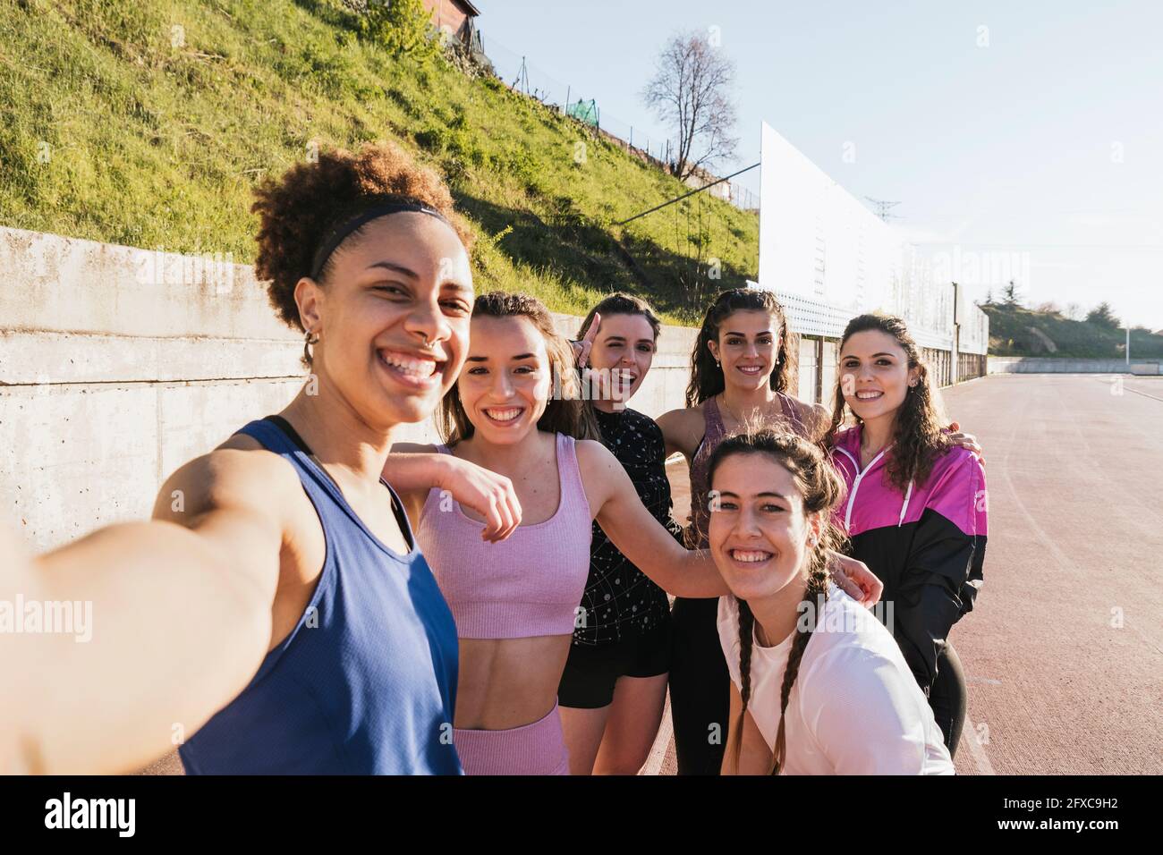 Lächelnde weibliche Athleten sprechen Selfie auf dem Trainingsgelände Stockfoto