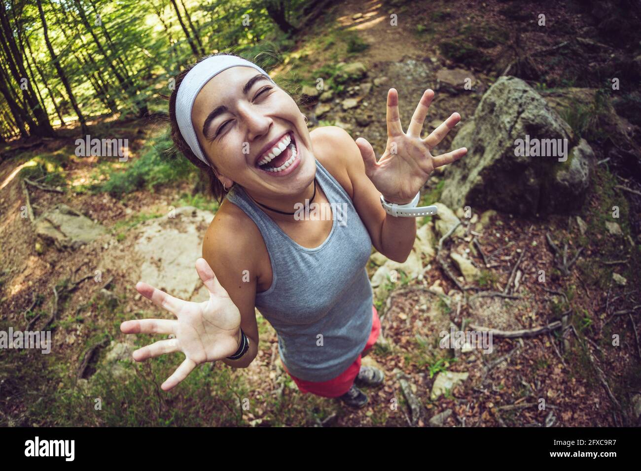 Fröhliche Sportlerin im Wald Stockfoto