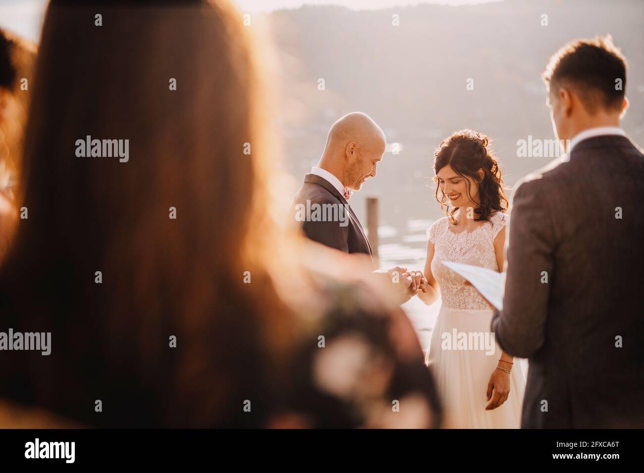 Glückliches Paar, das während der Hochzeitszeremonie den Ring austauschte Stockfoto