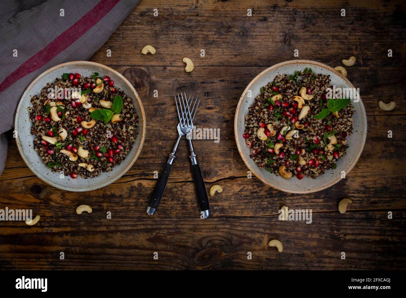 Zwei Schalen veganen Quinoa-Salat mit Cashews, Granatapfelkernen und Minze Stockfoto