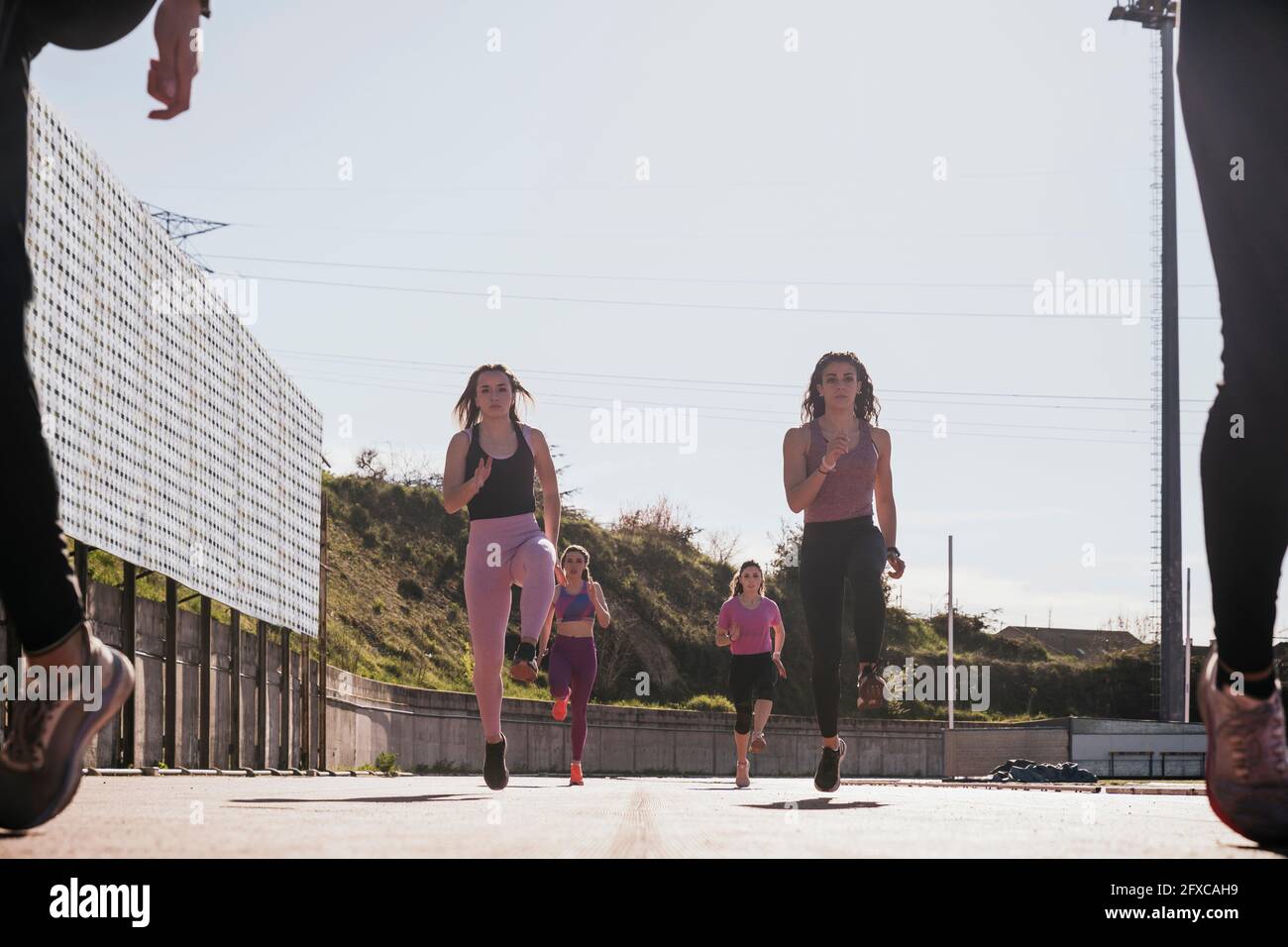 Weibliche Athleten laufen an sonnigen Tagen Stockfoto