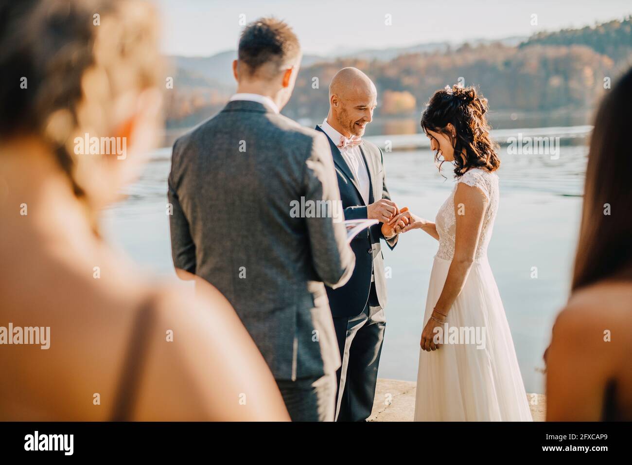 Braut und Bräutigam tauschen Eheringe während der Zeremonie aus Stockfoto