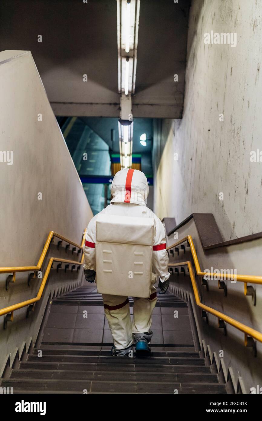 Mittelalter Mann, der die Treppe hinuntergeht Stockfoto