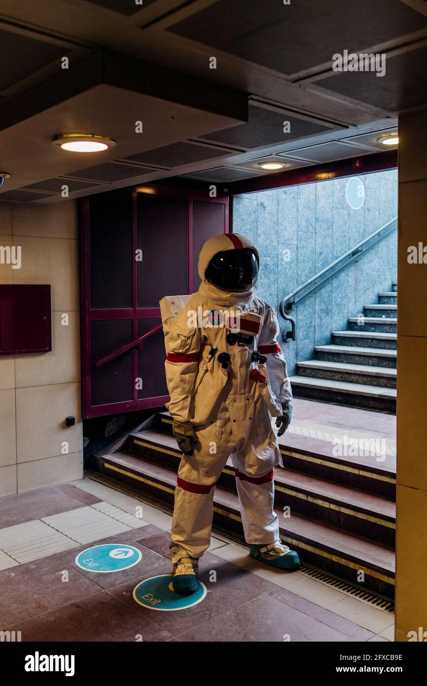 Männlicher Astronaut, der an der Treppe steht Stockfoto