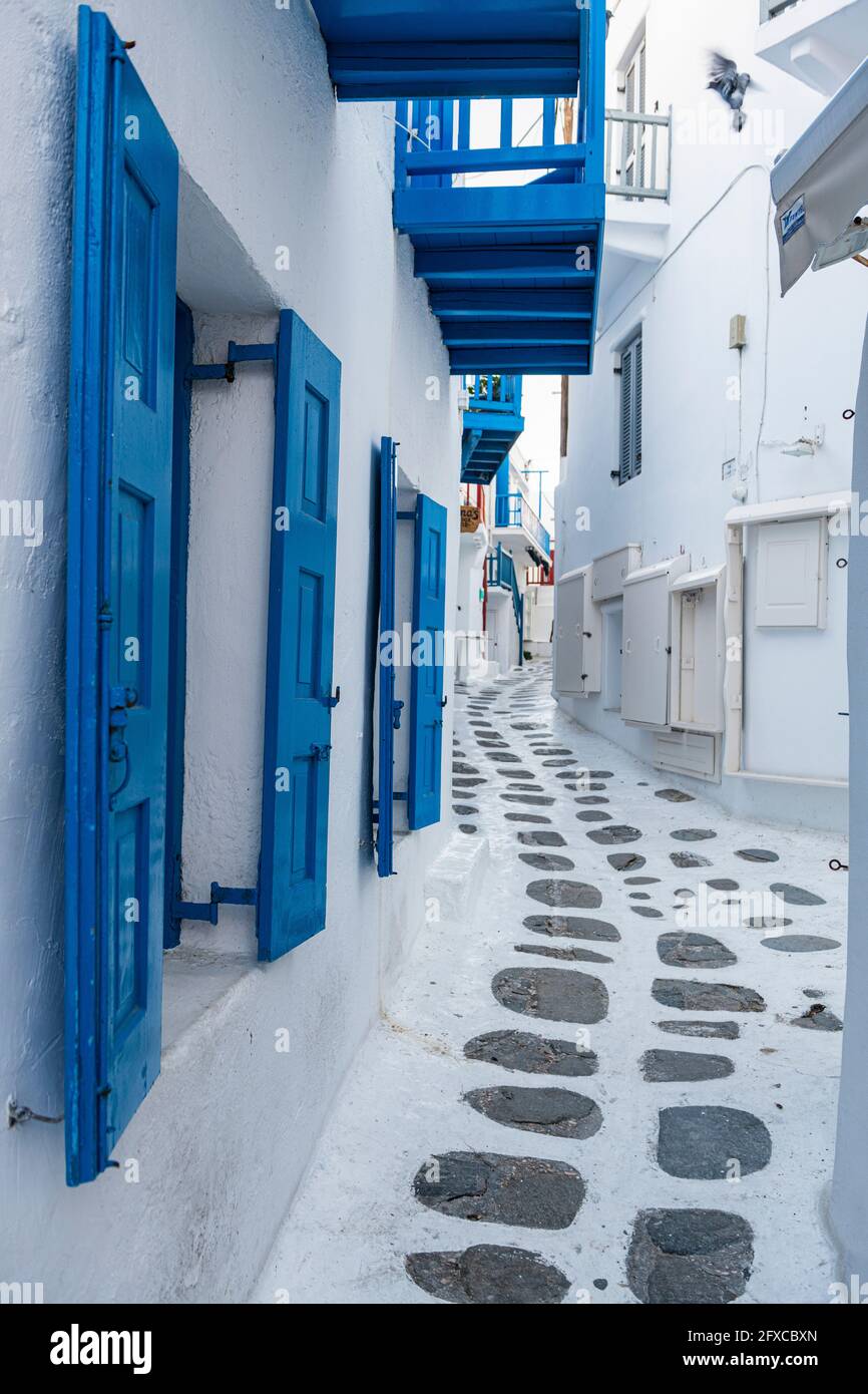 Griechenland, Südägäis, Horta, leere schmale Gasse, die sich zwischen weiß getünchten Häusern erstreckt Stockfoto