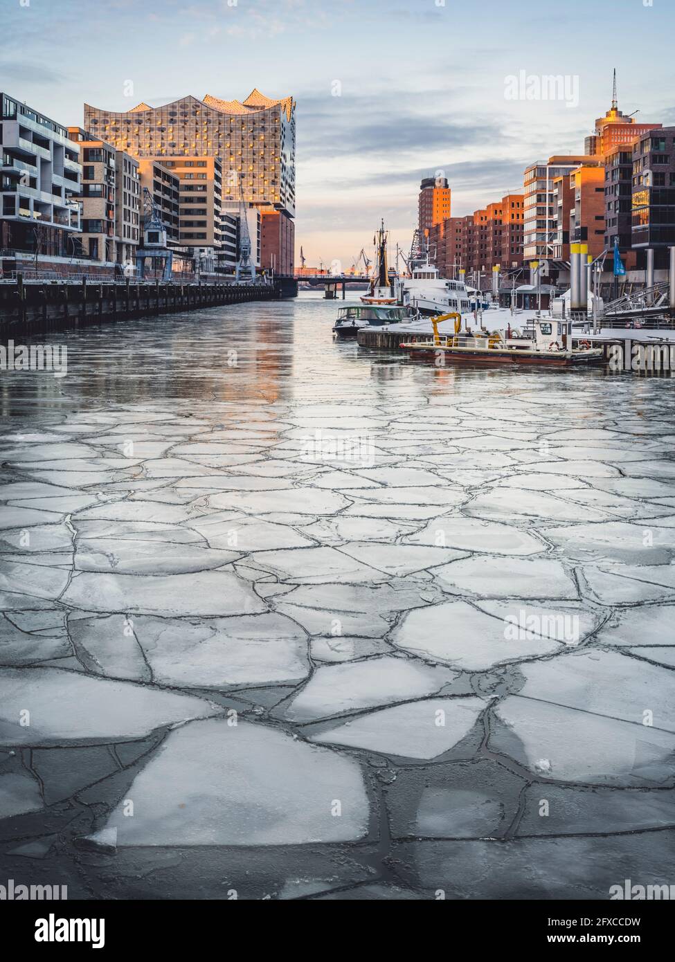 Deutschland, Hamburg, Eisbrocken in den Gewässern des Sandtorhafens im Winter Stockfoto