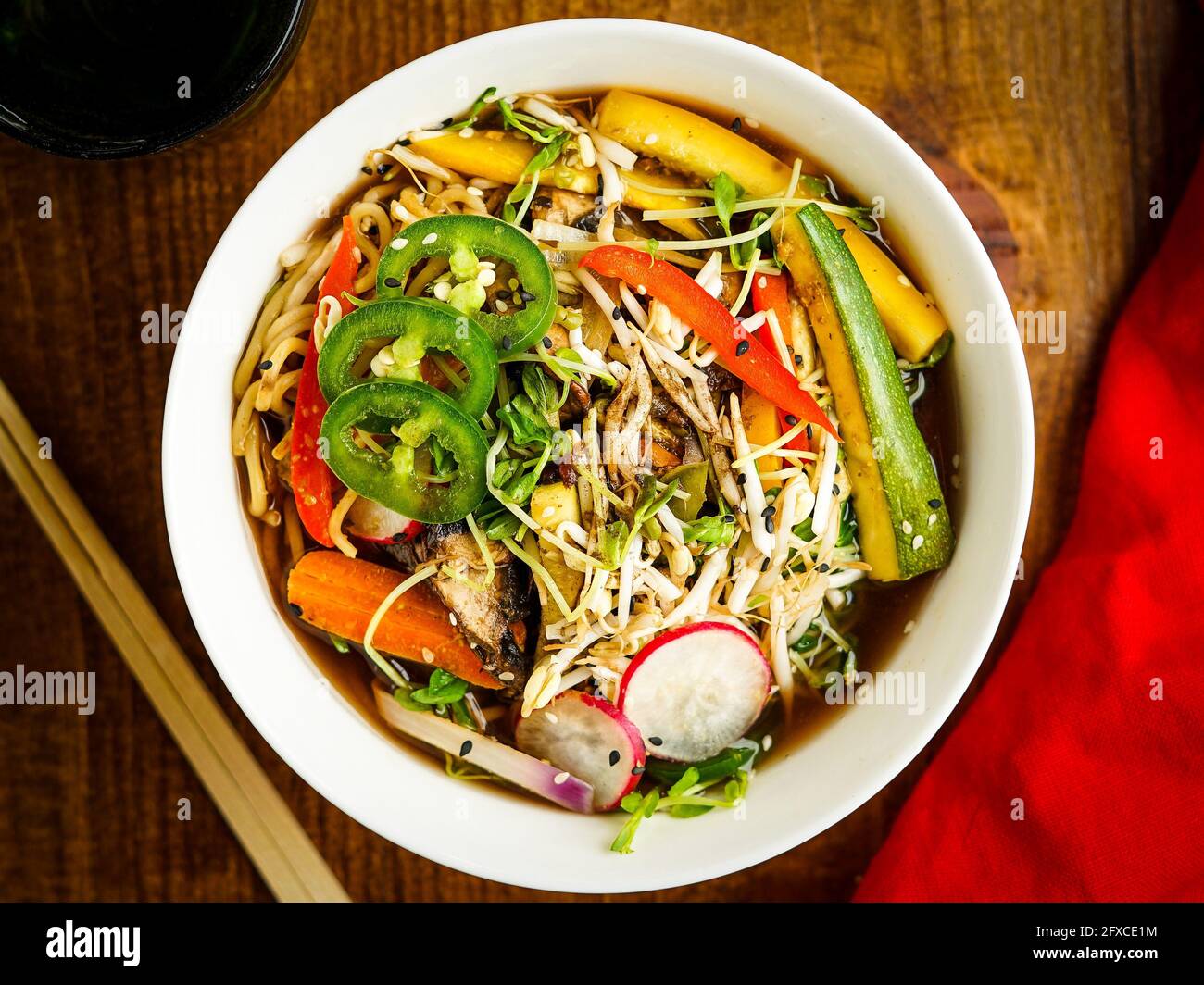 Ramen Schüssel mit frischem Gemüse Stockfoto