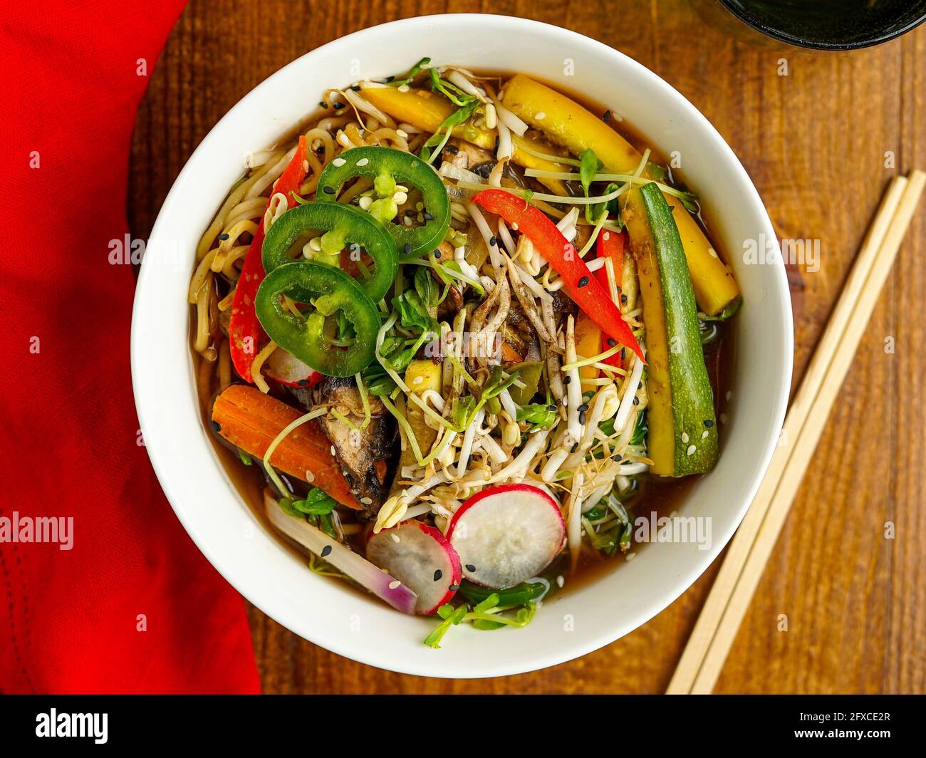 Ramen Schüssel mit frischem Gemüse Stockfoto